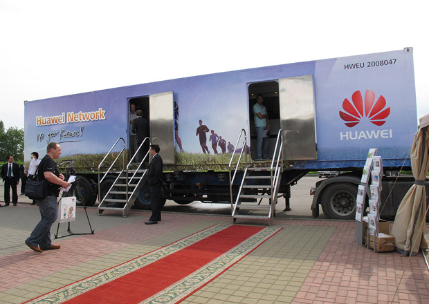 Промо-грузовик компании Huawei